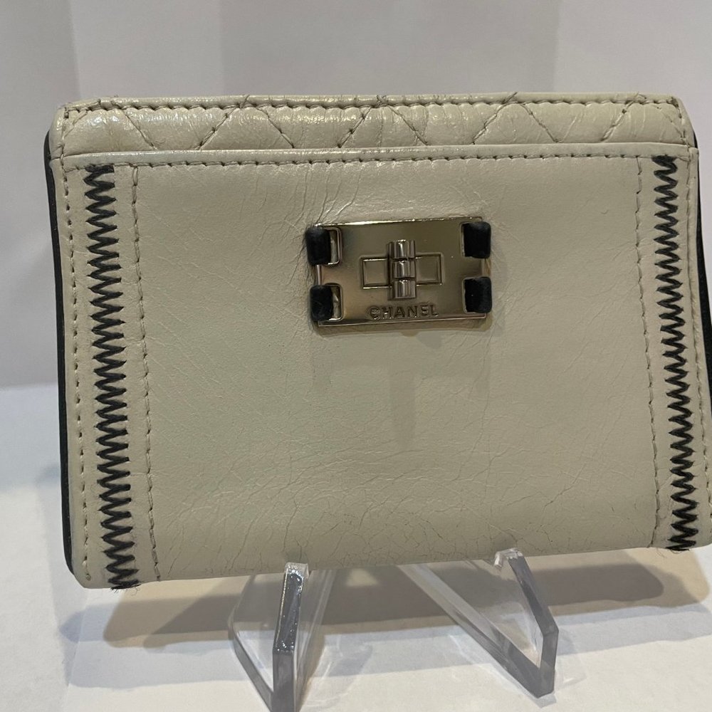 Authentic RARE Chanel White Card Case - Picture 3 of 13